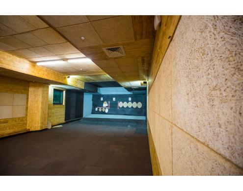 Wykończenie sufitu i ścian w klubie strzeleckim